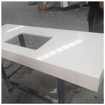 Kvarca darba virsma ar slīpām malām